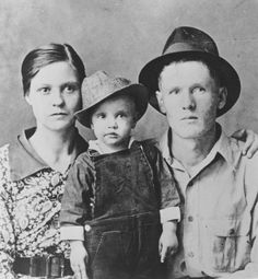 TUPELO, MS - 1937: Rock and roll singer Elvis Presley poses for a family portrait with his parents Vernon Presley and Gladys Presley in 1937 in Tupelo, Mississippi. (Photo by Michael Ochs Archives/Getty Images)